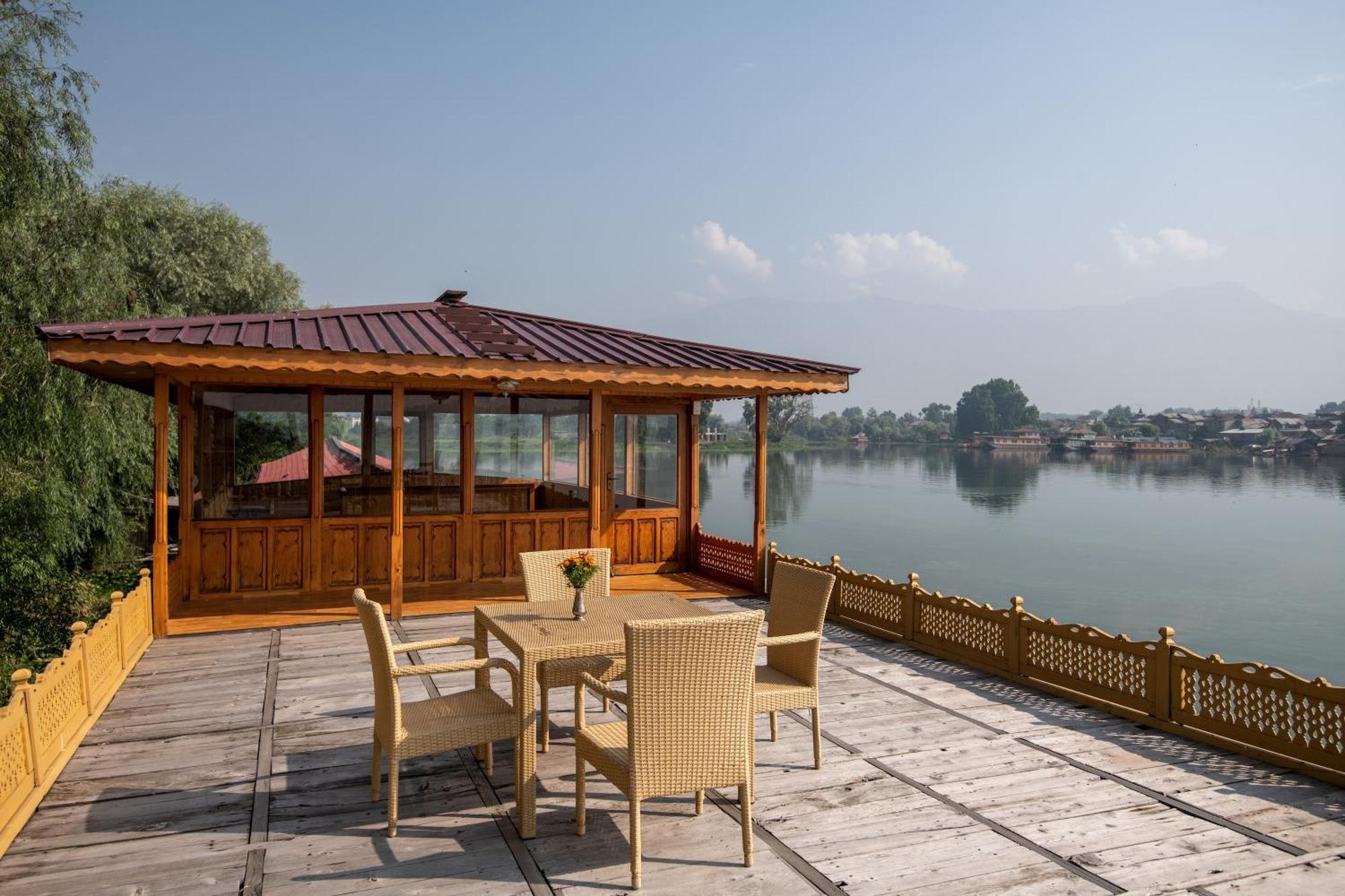 Hotel Mascot Houseboats Srīnagar Exterior foto